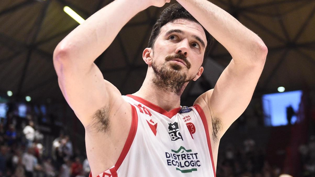 Lorenzo Saccaggi applaude il pubblico del PalaCarrara al termine della gara contro la Vanoli Cremona che ha sancito la matematica retrocessione in A2 Lorenzo Saccaggi applaude il pubblico del PalaCarrara al termine della gara contro la Vanoli Cremona che ha sancito la matematica retrocessione in A2