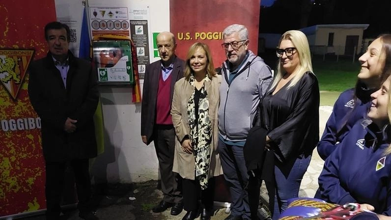 L’inaugurazione. del defibrillatore sistemato allo stadio ’Stefano Lotti’, tra il settore della tribuna laterale e l’ingresso degli spogliatoi L’inaugurazione. del defibrillatore sistemato allo stadio ’Stefano Lotti’, tra il settore della tribuna laterale e l’ingresso degli spogliatoi