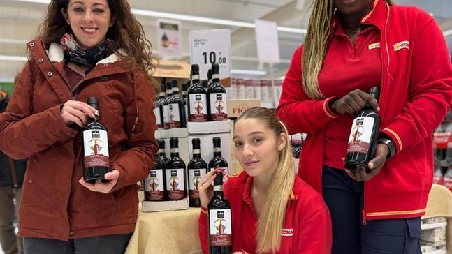 Il vino solidale della Cantina Vignaioli di Scansano in vendita nei Conad per sostenere l'associazione "TuttiaTeatro". Un'edizione limitata del Morellino di Scansano Docg a 10 euro per promuovere l'inclusione sociale. Il vino solidale della Cantina Vignaioli di Scansano in vendita nei Conad per sostenere l'associazione "TuttiaTeatro". Un'edizione limitata del Morellino di Scansano Docg a 10 euro per promuovere l'inclusione sociale.