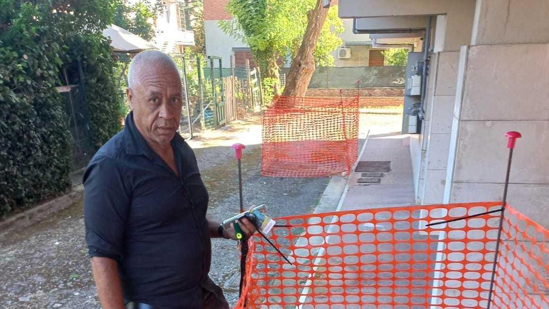 https://www.lanazione.it/image-service/view/acePublic/alias/contentid/ODhmNDg0MDItMTI0NS00/0/protesta-edificio-popolare-lintervento-e-in-corso-e-terminera-entro-agosto.jpeg?f=16:9&w=1200&h=630