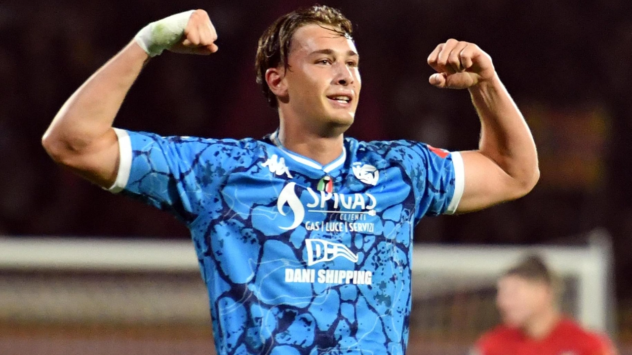 Francesco Pio Esposito esulta dopo aver segnato uno dei suoi gol nel corso della stagione appena conclusa allo Spezia Francesco Pio Esposito esulta dopo aver segnato uno dei suoi gol nel corso della stagione appena conclusa allo Spezia
