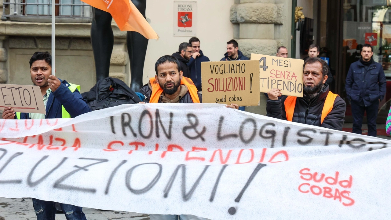 Un momento del presidio di ieri pomeriggio, i lavoratori sono da mesi senza stipendio, senza ammortizzatori e senza sussidi Giuseppe Cabras/New Press Photo) Un momento del presidio di ieri pomeriggio, i lavoratori sono da mesi senza stipendio, senza ammortizzatori e senza sussidi Giuseppe Cabras/New Press Photo)