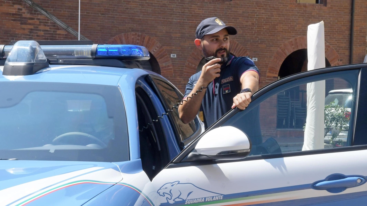 Una volante della polizia ha evitato che la rapina alla coppia fosse compiuta Una volante della polizia ha evitato che la rapina alla coppia fosse compiuta