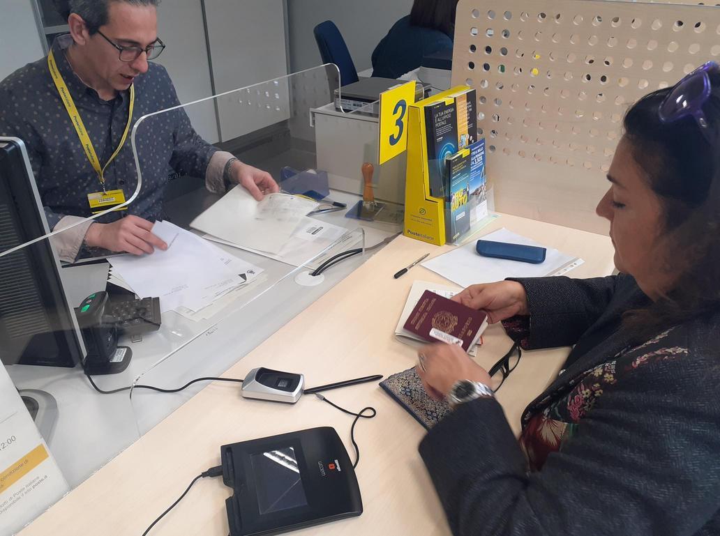 https://www.lanazione.it/image-service/view/acePublic/alias/contentid/ODk0NmU0MGUtZjc5My00/0/poste-italiane-cerca-portalettere.jpeg