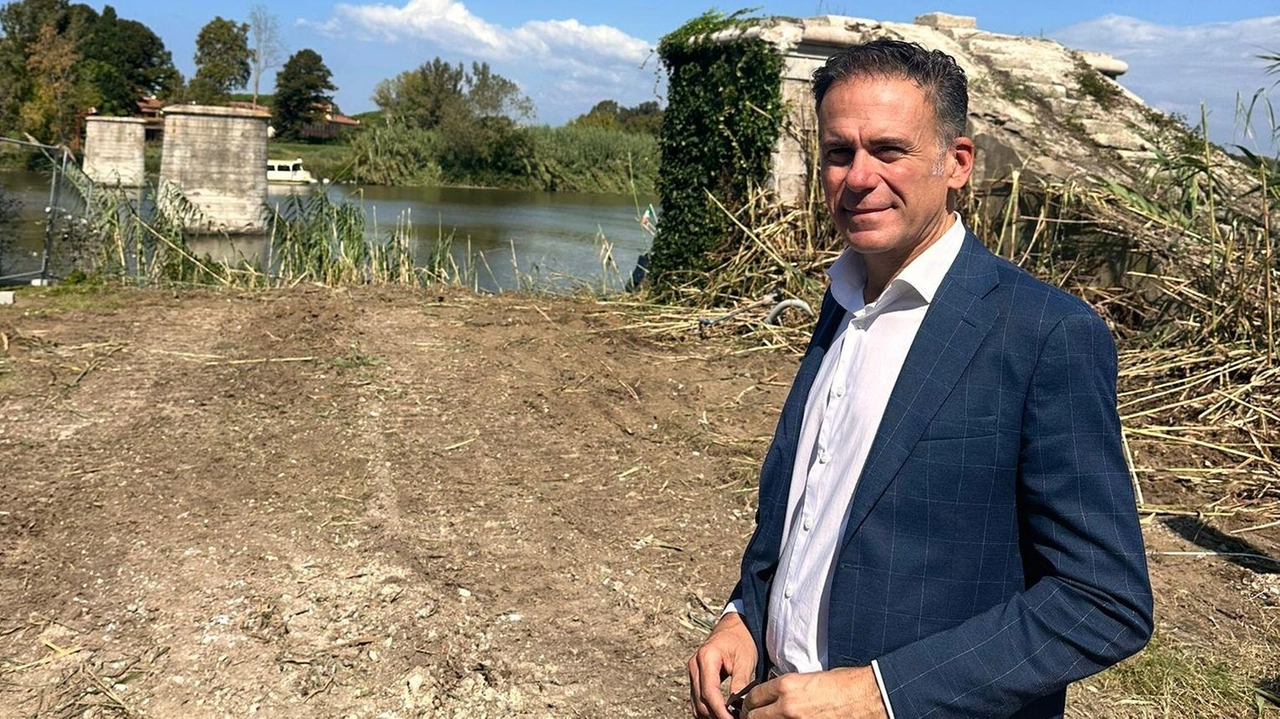 Il sindaco Michele Conti durante il sopralluogo sul cantiere del nuovo cicloponte Il sindaco Michele Conti durante il sopralluogo sul cantiere del nuovo cicloponte