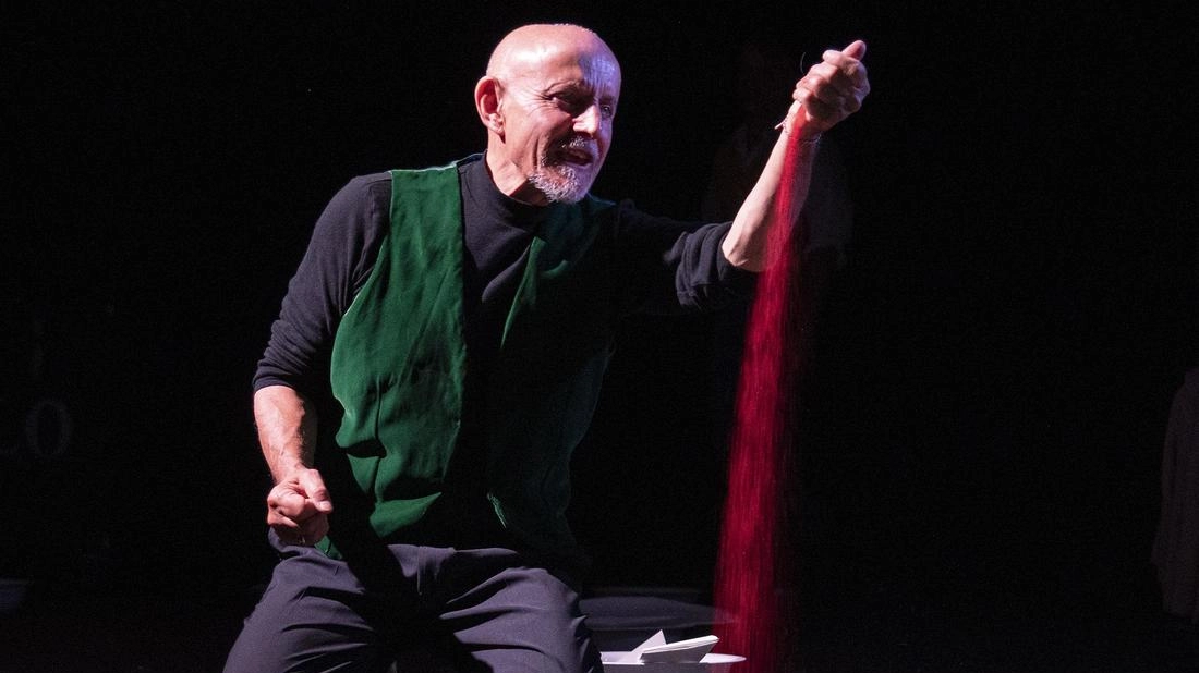 Giuseppe Cederna in un momento dello spettacolo. Nel capolavoro di Tornatore interpretò Antonio Farina, uno dei soldati dimenticati sull’isola