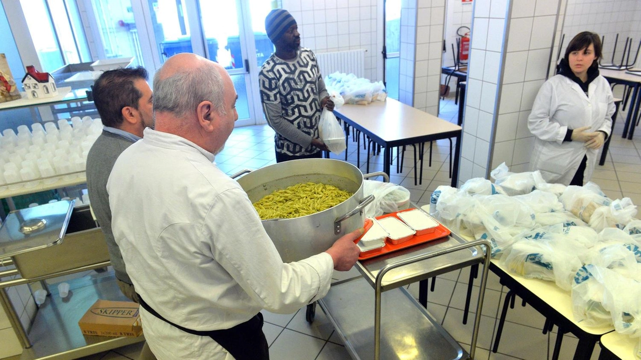 Le mense hanno distribuito 23.328 pasti a 140 persone registrate ma gli accessi reali sono ben più numerosi Le mense hanno distribuito 23.328 pasti a 140 persone registrate ma gli accessi reali sono ben più numerosi