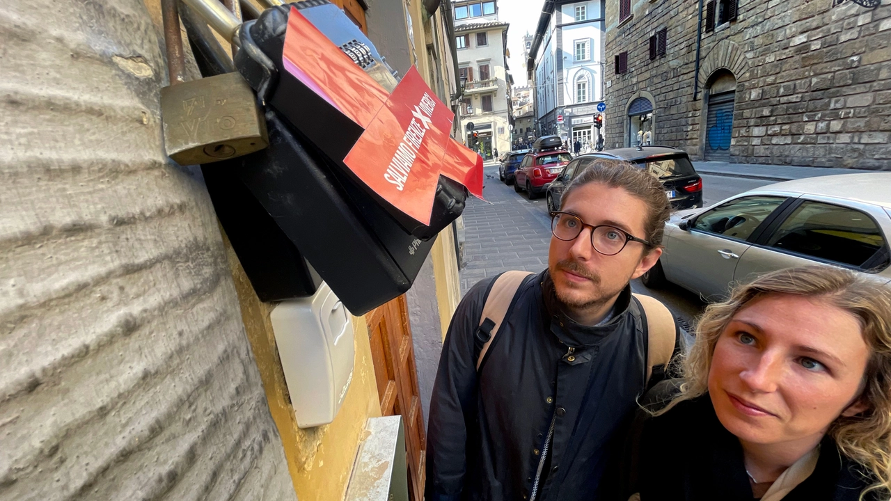 Via le keybox da Firenze (Foto Marco Mori /New Press Photo) Via le keybox da Firenze (Foto Marco Mori /New Press Photo)