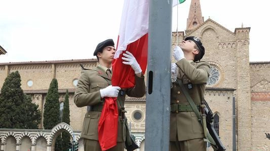 Commemorazioni e deposizioni di corone d’alloro ai vari monumenti. E poi momenti di convivialità, concerti, mostre e presentazioni di libri. Due manifestazioni con partenza da Santo Spirito e piazza Poggi.