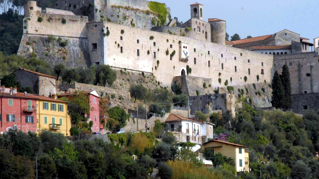 Cittadini di Massa discutono la candidatura a Capitale della cultura 2028, evidenziando potenzialità e necessità di miglioramenti. Cittadini di Massa discutono la candidatura a Capitale della cultura 2028, evidenziando potenzialità e necessità di miglioramenti.