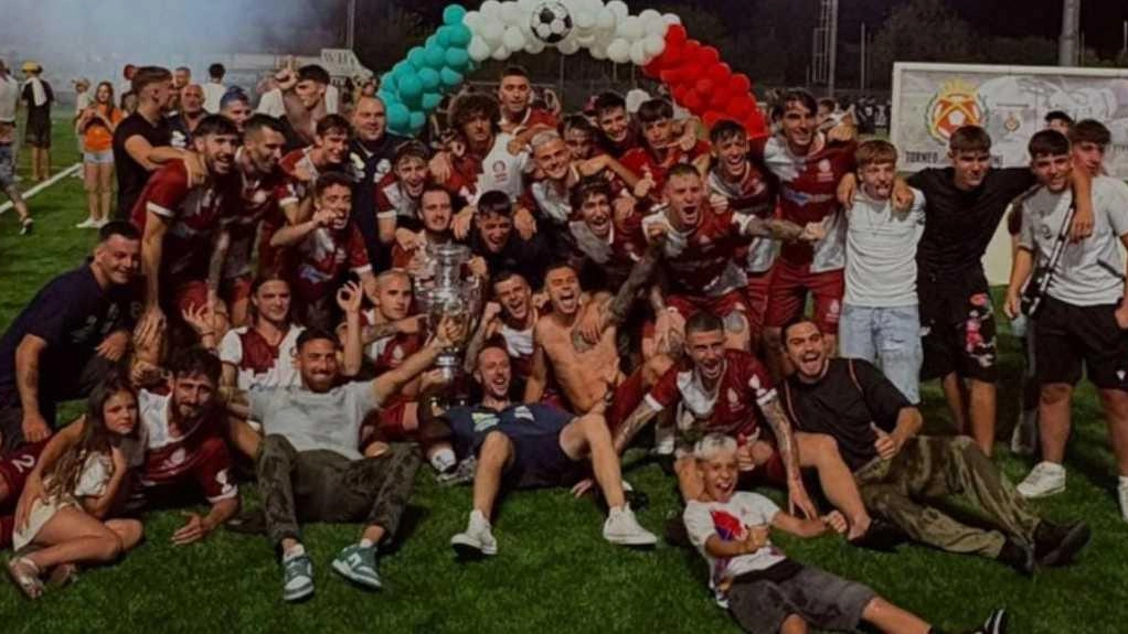 La formazione del Romagnano allenata da De Lucia festeggia la vittoria nel Torneo delle Frazioni di Massa La formazione del Romagnano allenata da De Lucia festeggia la vittoria nel Torneo delle Frazioni di Massa