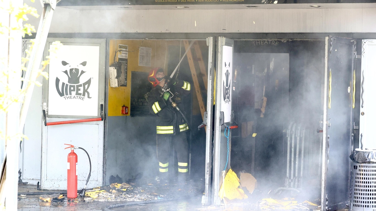 I vigili del fuoco al Viper Theatre di via Pistoiese: l’intervento di spegnimento dell’incendio è stato lungo e complesso