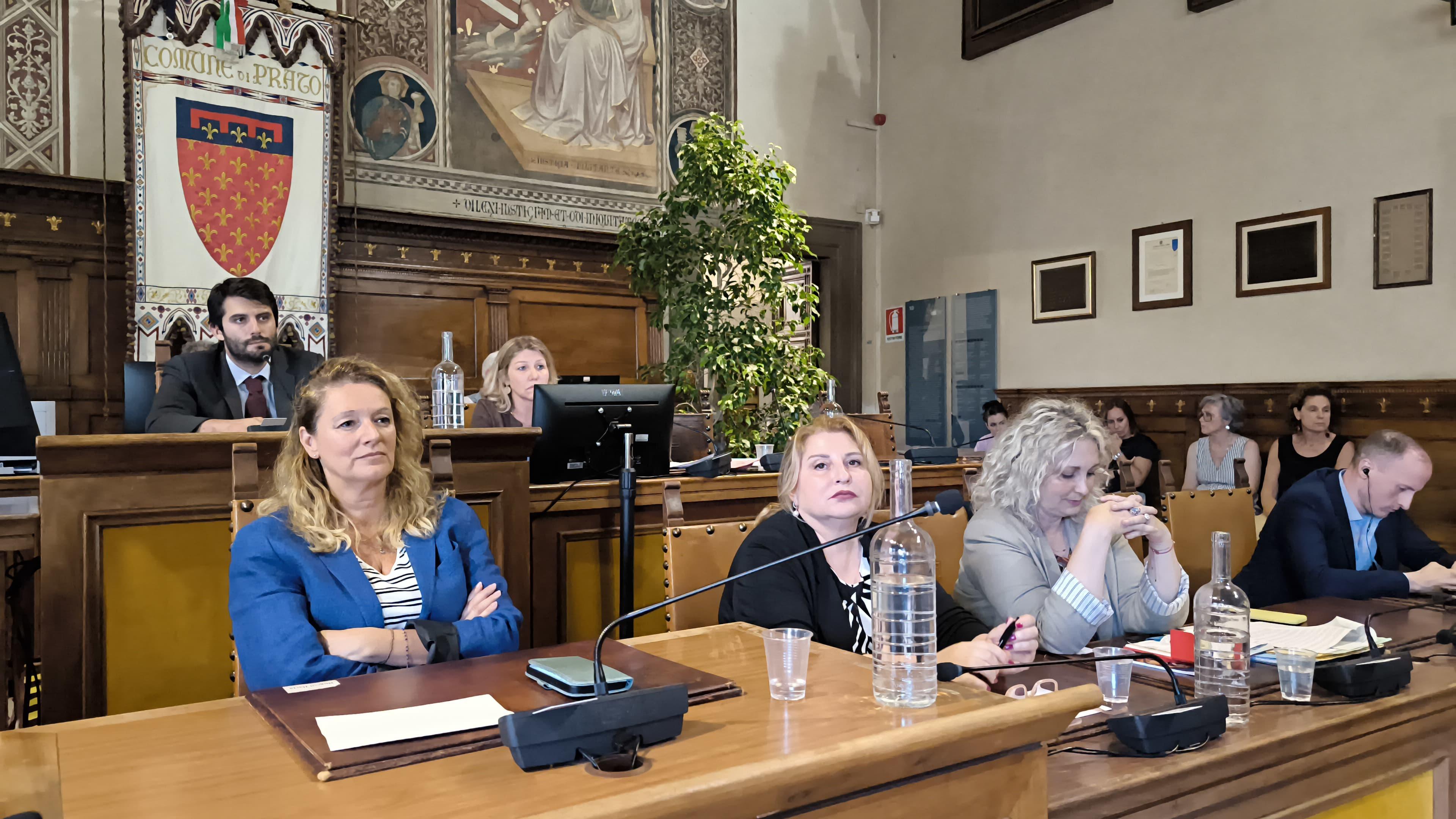 prato tensione in consiglio comunale proteste contro la sindaca bugetti cartelli con scritto dimissioni