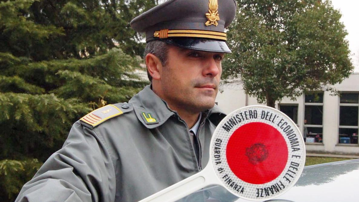 Tre spacciatori nordafricani scoperti a San Romano dalla Guardia di Finanza con cocaina e armi. Denunciati per spaccio e resistenza. Procura deciderà il proseguo. Sicurezza cittadini prioritaria per le Fiamme Gialle. Tre spacciatori nordafricani scoperti a San Romano dalla Guardia di Finanza con cocaina e armi. Denunciati per spaccio e resistenza. Procura deciderà il proseguo. Sicurezza cittadini prioritaria per le Fiamme Gialle.