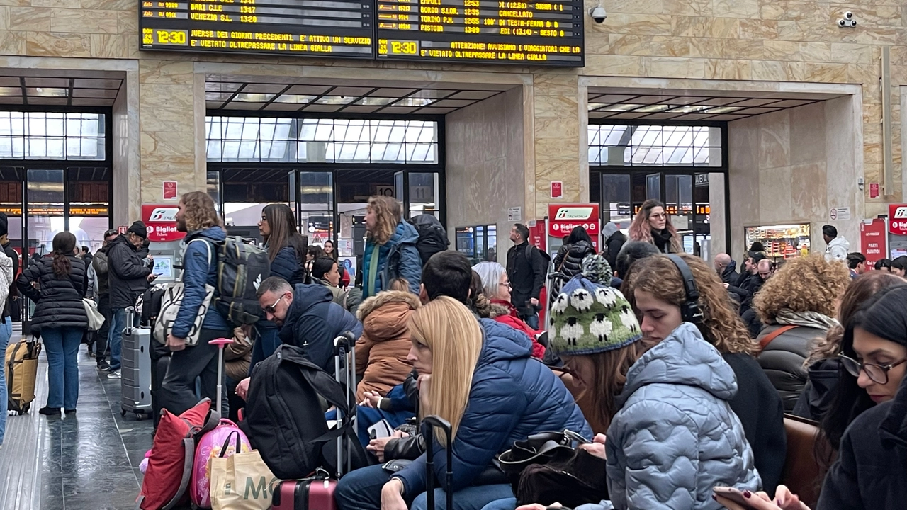 Persone in attesa del treno alla stazione Santa Maria Novella di Firenze (Foto Marco Mori / New Press Photo)