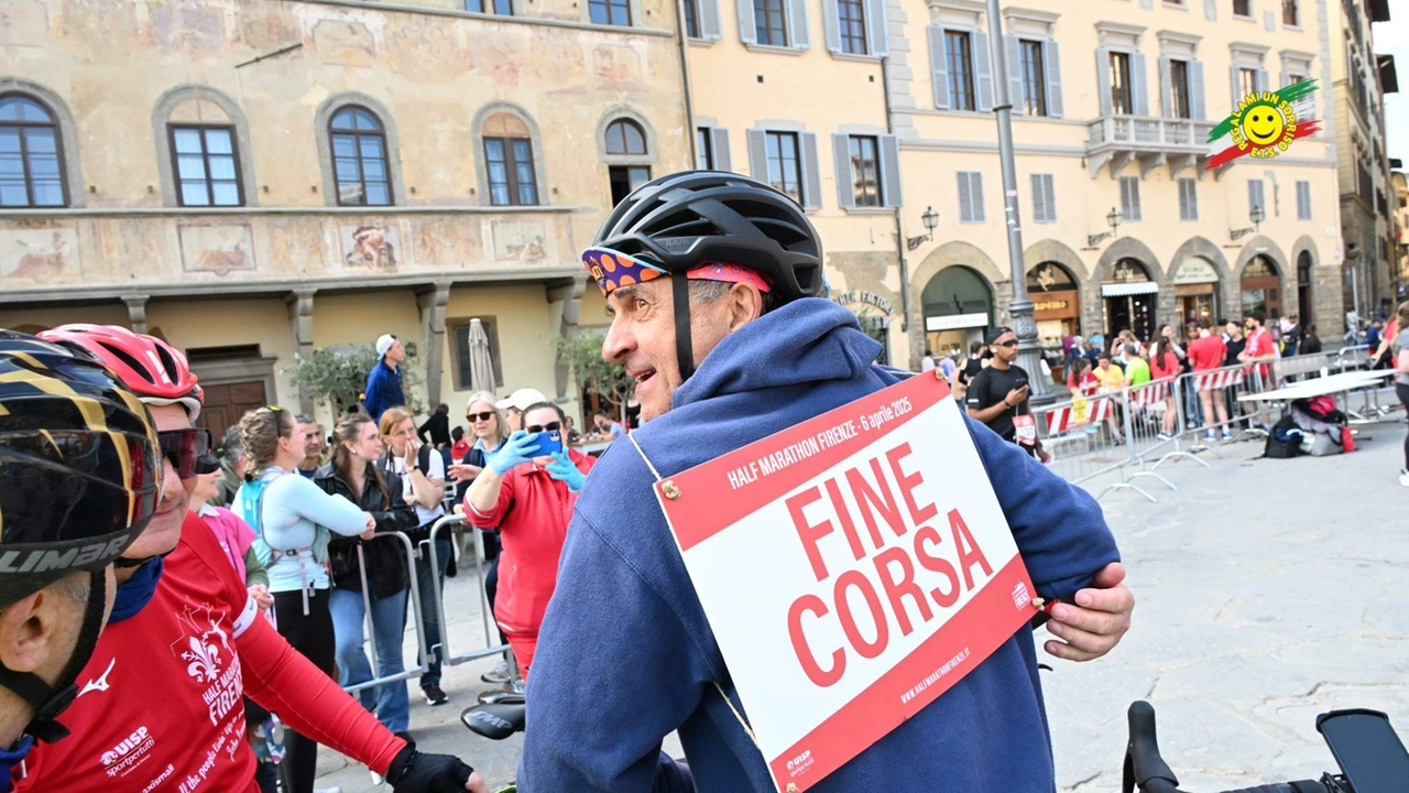 Paolo Pistolesi nell'emblematica foto "fine corsa" alla Half Marathon Firenze (foto Regalami un sorriso)