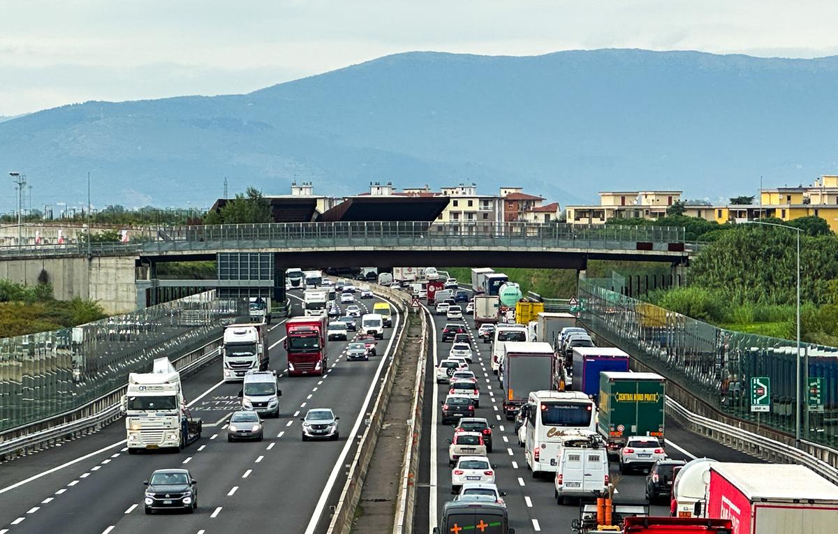 camion in fiamme sull8217autostrada a1 chiusa direttissima a firenzuola lunghe code verso firenze