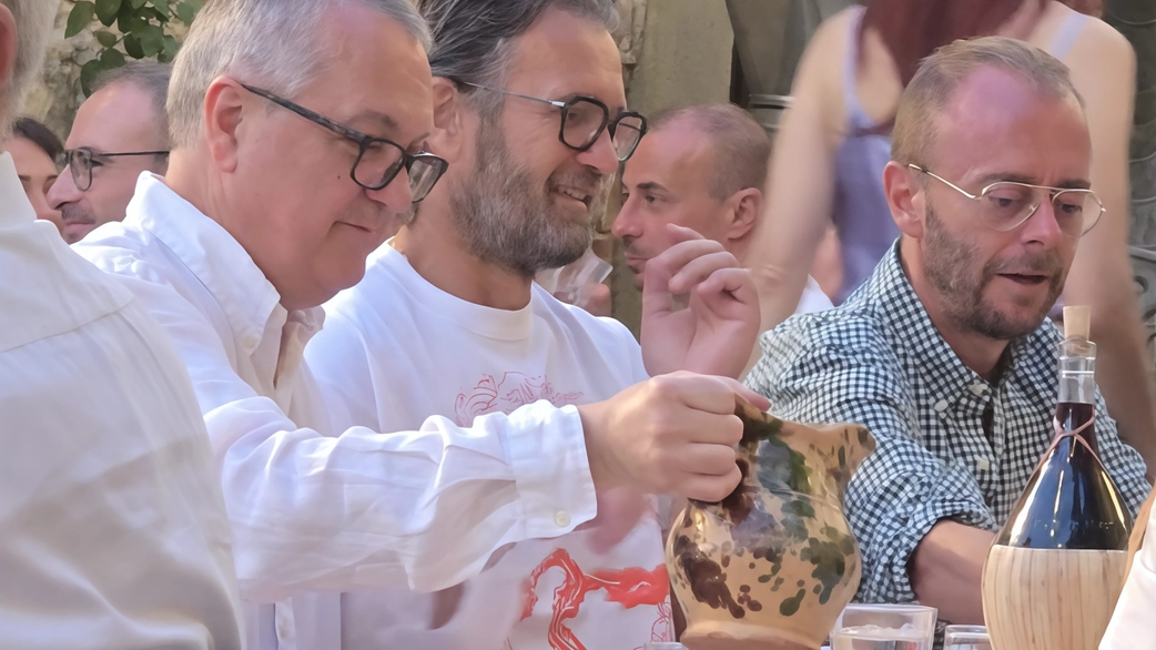 Venerdì sera c’era anche Carlo Cracco tra i commensali della «cena toscana con una storia da raccontare in quattro portate», nel cortile del Castello di Sorci