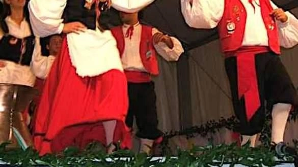 Musica e Danza Popolare al centro della rassegna in piazza Cortona e Camucia Nella foto: il gruppo «I Dragoni del Molise» Musica e Danza Popolare al centro della rassegna in piazza Cortona e Camucia Nella foto: il gruppo «I Dragoni del Molise»