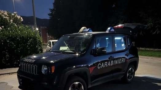 Un uomo ha dato in escandescenze ed è stato affrontato dai carabinieri . Un uomo ha dato in escandescenze ed è stato affrontato dai carabinieri .