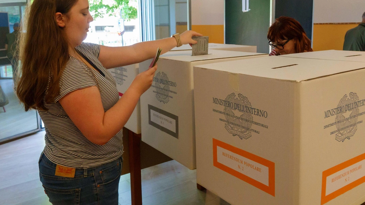 Operazioni di voto in tranquillità nei vari seggi Operazioni di voto in tranquillità nei vari seggi