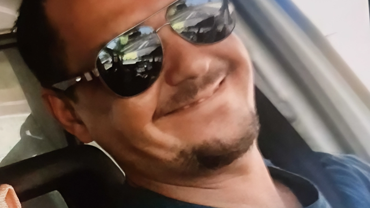 Marco Ricci, il 39enne operaio originario di Roma ma da diverso tempo residente a Sansepolcro, dove lavorava alle dipendenze di una impresa di carpenteria metallica, impegnata nella ristrutturazione della palazzina ex Amiu a Genova Marco Ricci, il 39enne operaio originario di Roma ma da diverso tempo residente a Sansepolcro, dove lavorava alle dipendenze di una impresa di carpenteria metallica, impegnata nella ristrutturazione della palazzina ex Amiu a Genova