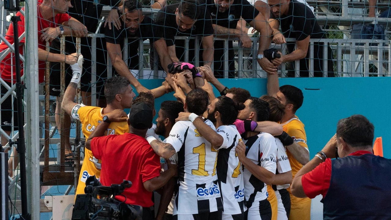 Il grande spirito d’unità del Viareggio Beach Soccer prima della finale persa Il grande spirito d’unità del Viareggio Beach Soccer prima della finale persa