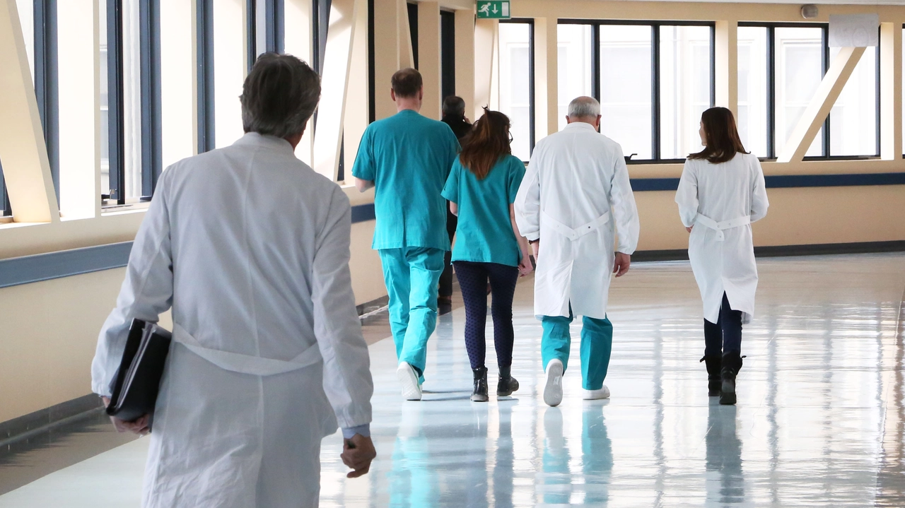 Medici e infermieri in corsia (Foto di repertorio) Medici e infermieri in corsia (Foto di repertorio)