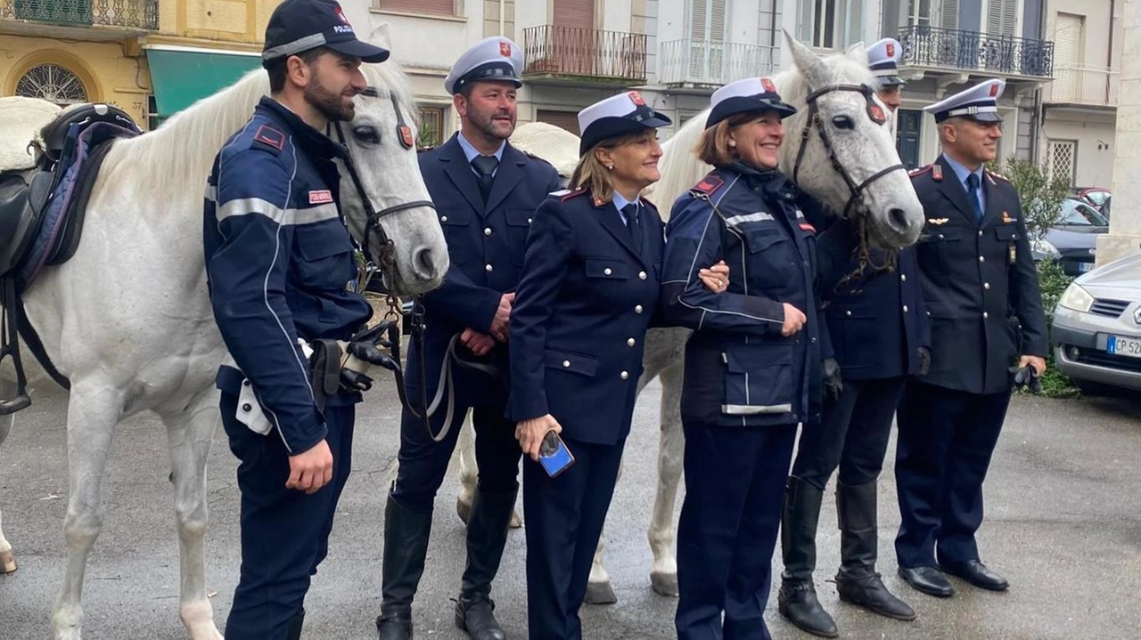 Gli agenti della Polizia municipale appartenenti all’«unità ippomontata» Gli agenti della Polizia municipale appartenenti all’«unità ippomontata»
