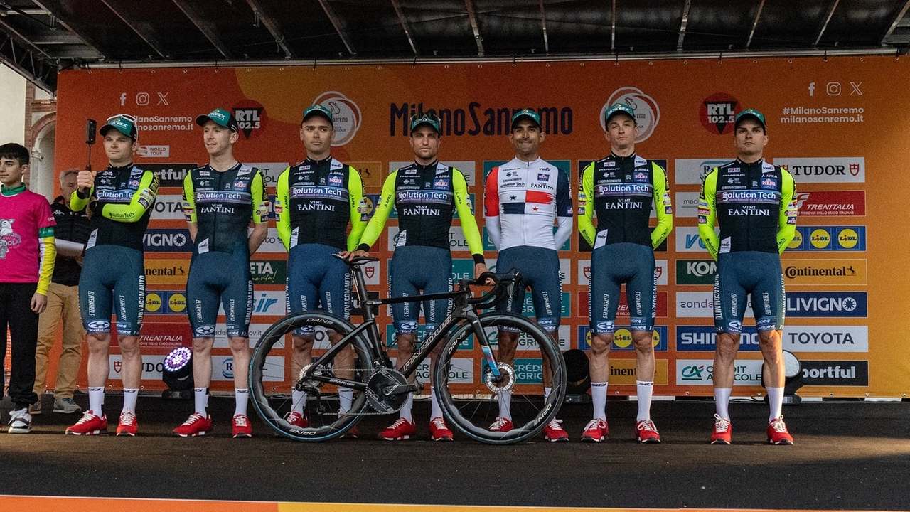 Gli atleti del Team Solution Tech-Vini Fantinial via della "Sanremo"