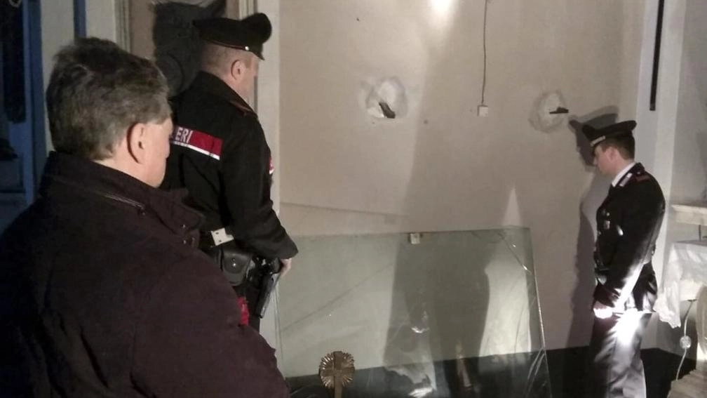 I carabinieri arrivati alla chiesa di Santa Maria Maddalena nei momenti successivi la spaccata. Sopra il sindaco Montebello e don Alessandro in visita al dipinto alla mostra di Roma I carabinieri arrivati alla chiesa di Santa Maria Maddalena nei momenti successivi la spaccata. Sopra il sindaco Montebello e don Alessandro in visita al dipinto alla mostra di Roma