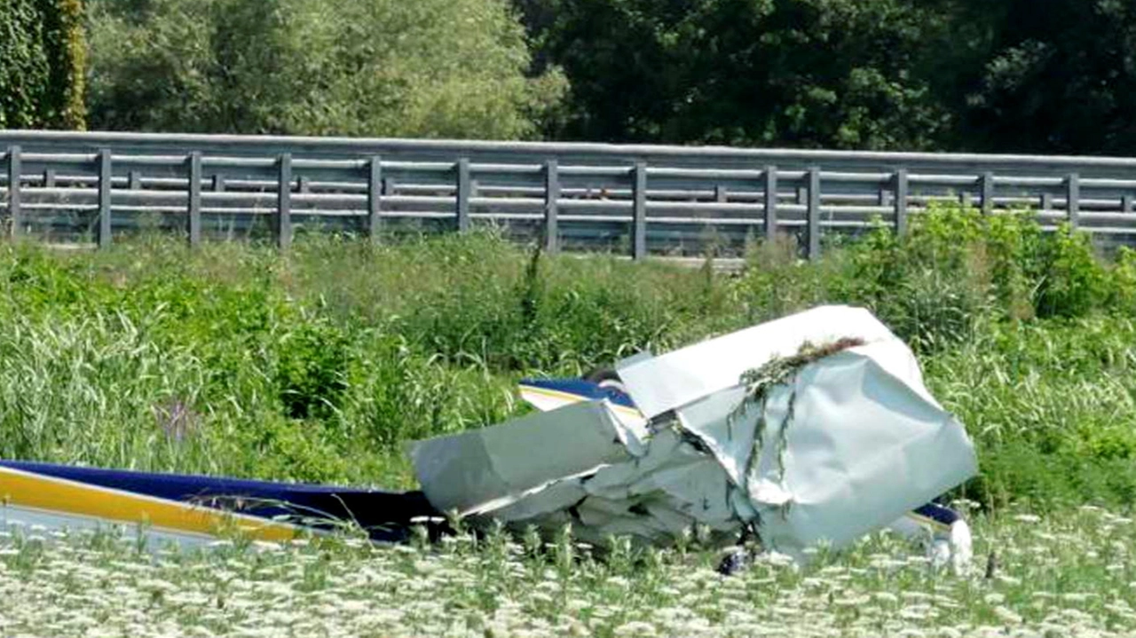 Paura a Forte dei Marmi, ultraleggero precipita vicino all’autostrada. Ferito Vannis Marchi