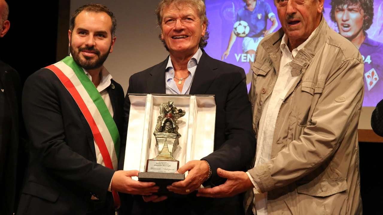 La premiazione di Giancarlo Antognoni e dell’Ambra Cavallini (foto Bongianni) La premiazione di Giancarlo Antognoni e dell’Ambra Cavallini (foto Bongianni)