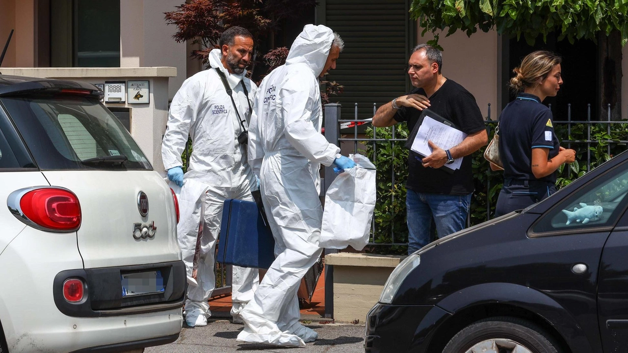 Il sopralluogo della polizia scientifica dopo la tragedia nella villetta a Empoli Il sopralluogo della polizia scientifica dopo la tragedia nella villetta a Empoli