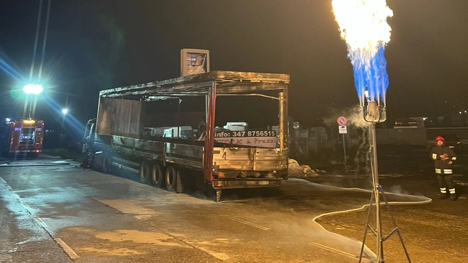 I vigili del fuoco del comando di Firenze, nucleo NBCR, sono intervenuti ieri in supporto al comando di Lucca a Porcari sulla via Romana per il travaso di gas GNL di un automezzo che è rimasto danneggiato in seguito all’incendio del veicolo I vigili del fuoco del comando di Firenze, nucleo NBCR, sono intervenuti ieri in supporto al comando di Lucca a Porcari sulla via Romana per il travaso di gas GNL di un automezzo che è rimasto danneggiato in seguito all’incendio del veicolo