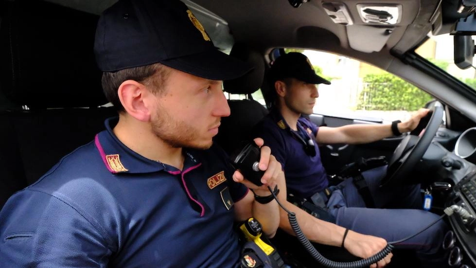 Gli agenti della squadra mobile della Questura hanno eseguito l’ordinanza di custodia cautelare. La donna faceva parte di un terzetto che ha picchiato e rapinato un ragazzo di 25 anni.