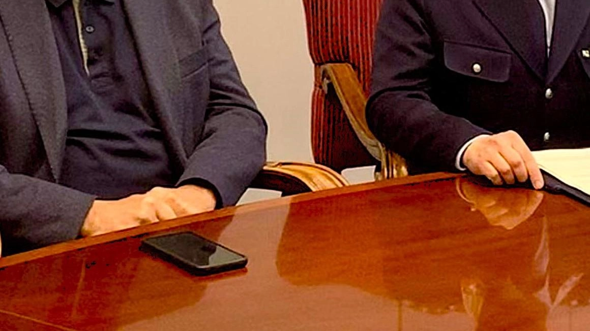 Il sindaco Bruno Murzi (a sinistra) e il comandante della Polizia municipale Andrea D’Uva illustrano i risultati delle attività che il comando ha effettuato durante l’anno appena trascorso in vista della ricorrenza di San Sebastiano che si terrà domani Il sindaco Bruno Murzi (a sinistra) e il comandante della Polizia municipale Andrea D’Uva illustrano i risultati delle attività che il comando ha effettuato durante l’anno appena trascorso in vista della ricorrenza di San Sebastiano che si terrà domani