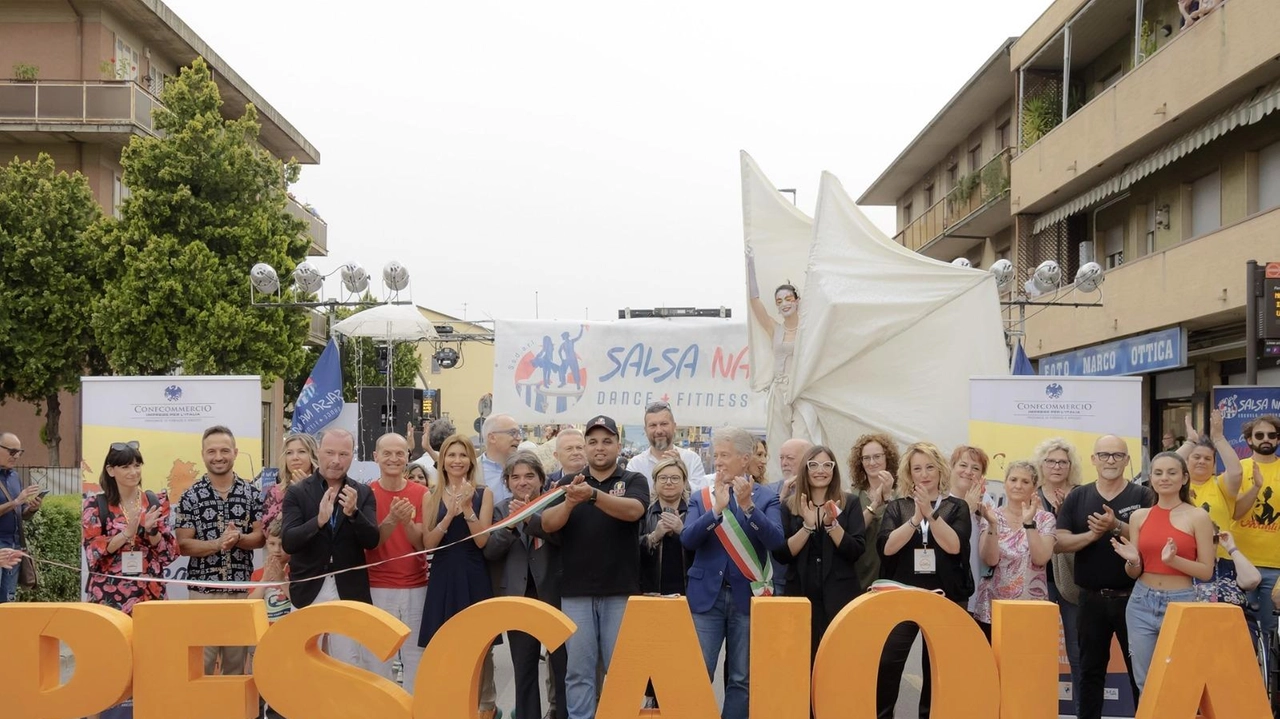 Pescaiola apre le danze tra shopping, spettacoli, musica e tavoli apparecchiati Pescaiola apre le danze tra shopping, spettacoli, musica e tavoli apparecchiati
