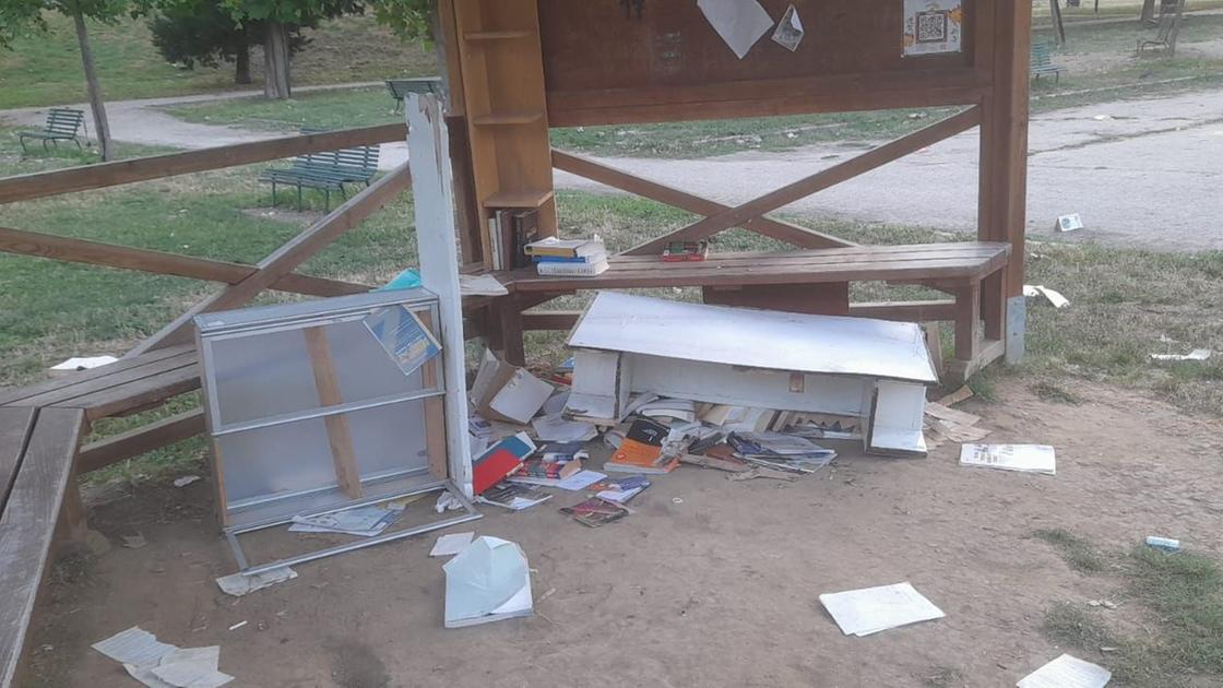 Vandali, blitz all’Anconella, bruciato il gazebo dei libri Vandali, blitz all’Anconella, bruciato il gazebo dei libri