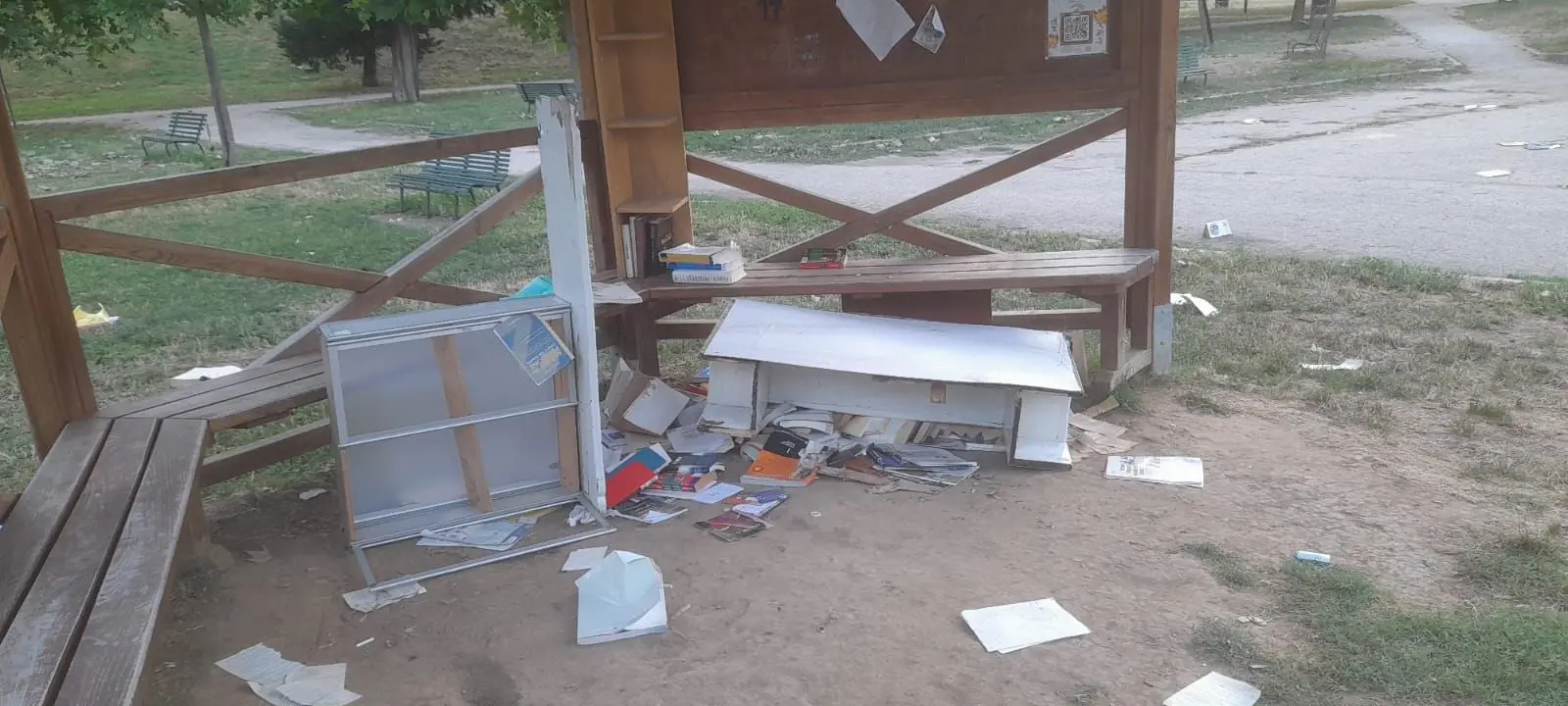 Vandali, blitz all’Anconella, bruciato il gazebo dei libri