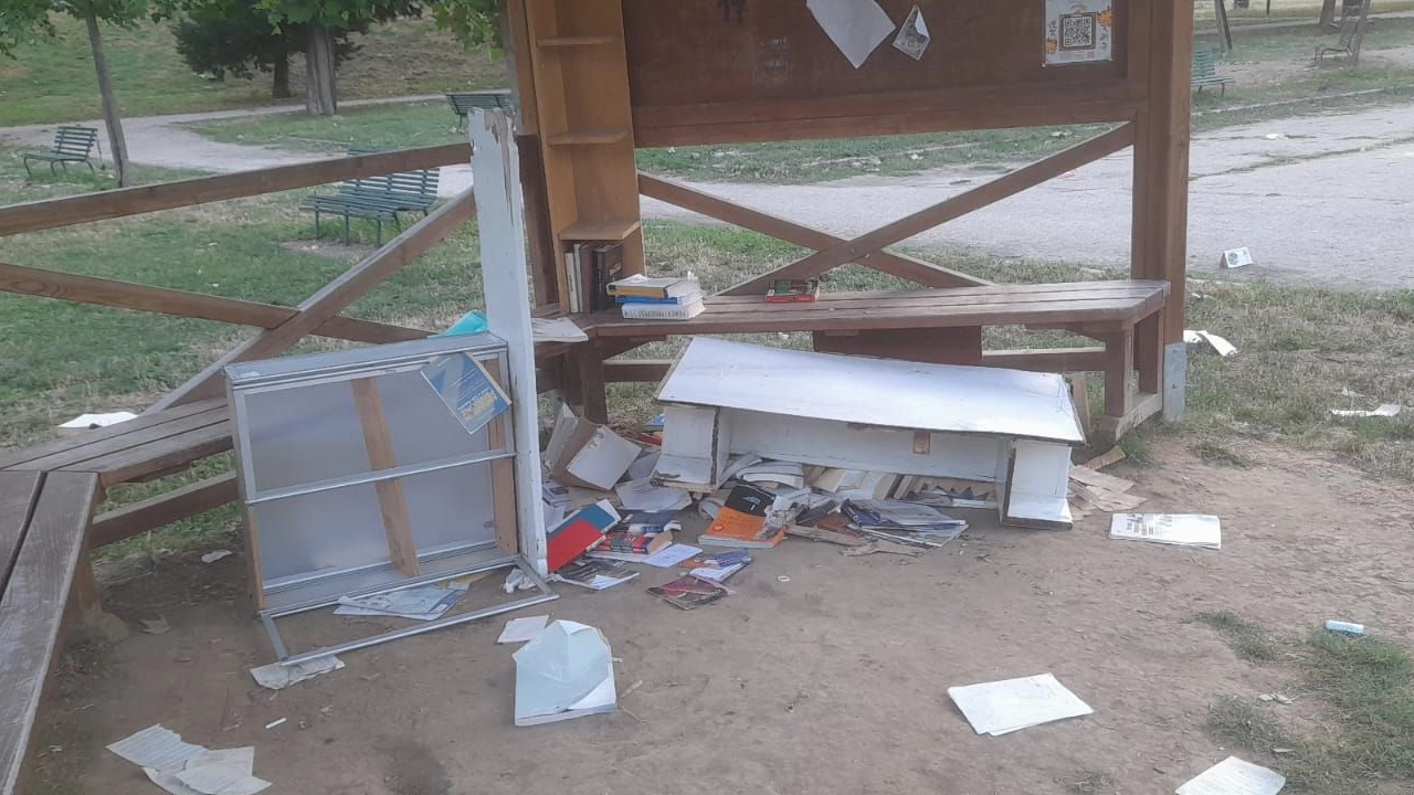 Vandali, blitz all’Anconella, bruciato il gazebo dei libri