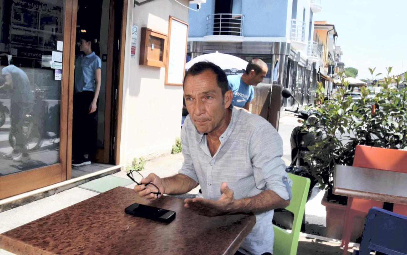 tensione in via coppino non paga il conto e minaccia