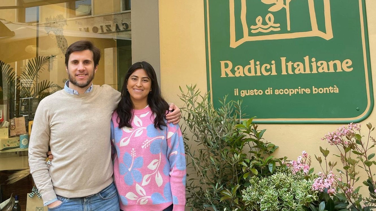 Tommaso Pasquinelli e Denise Ortiz davanti al nuovo punto vendita di «Radici Italiane» che si trova in via Roma al numero 28