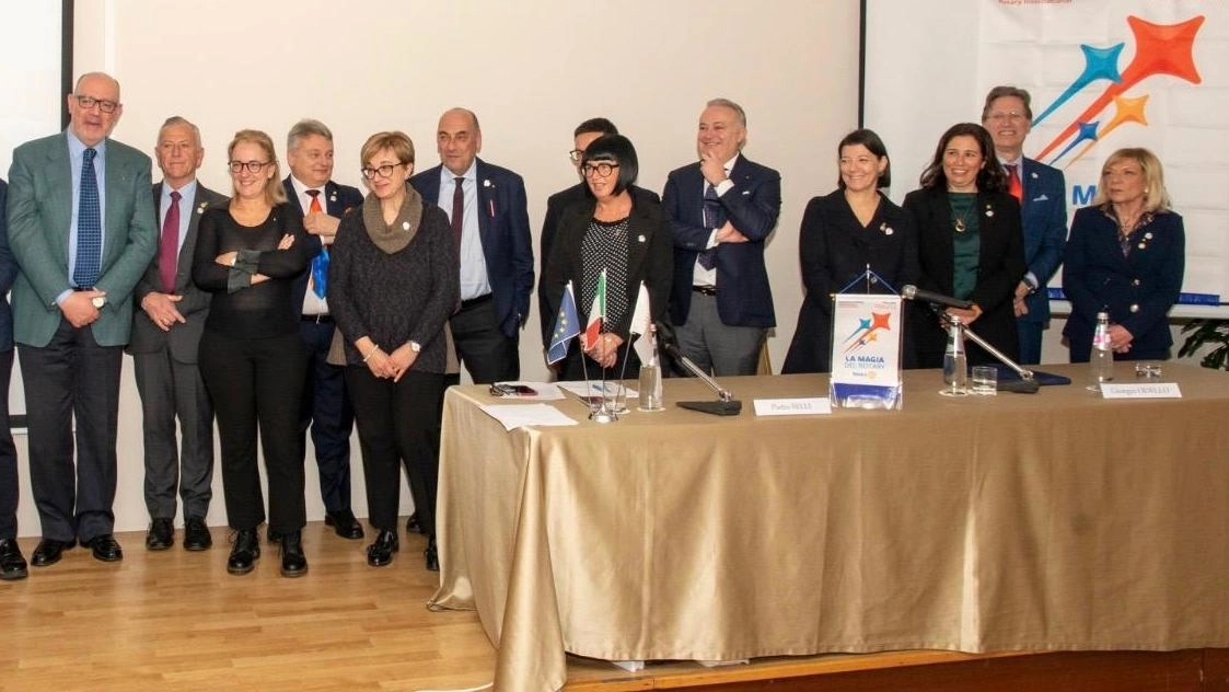 La squadra degli assistenti del Distretto Rotary 2071 al completo. Domani ci sarà il passaggio del collare al nuovo governatore, Giorgio Odello La squadra degli assistenti del Distretto Rotary 2071 al completo. Domani ci sarà il passaggio del collare al nuovo governatore, Giorgio Odello