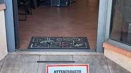 I rifiuti abbandonati di fronte all’ingresso del negozio in pieno centro storico I rifiuti abbandonati di fronte all’ingresso del negozio in pieno centro storico