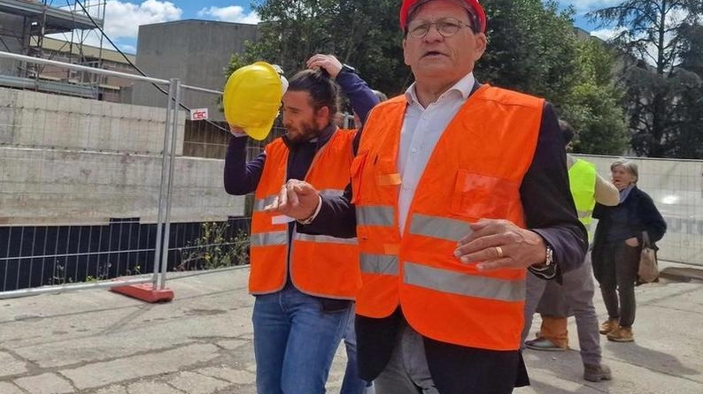 Il consigliere Giacomelli durante l’ultimo sopralluogo al cantiere della piscina Fedi Il consigliere Giacomelli durante l’ultimo sopralluogo al cantiere della piscina Fedi