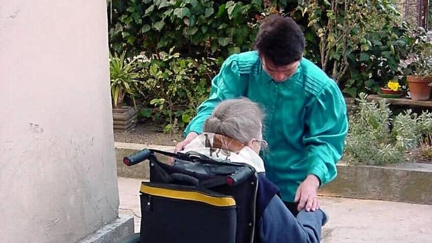 Ottomila uomini aiutano gli anziani Ottomila uomini aiutano gli anziani