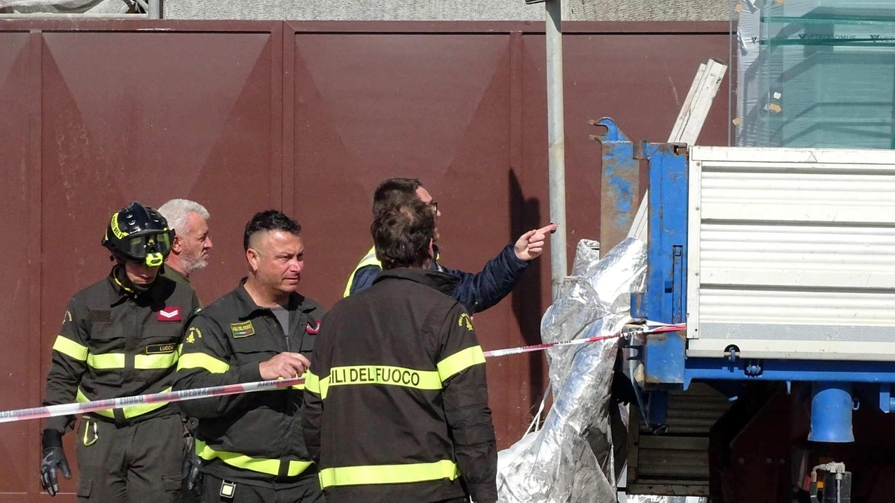 Le verifiche effettuate ieri mattina sul luogo del tragico incidente (Foto Umicini)