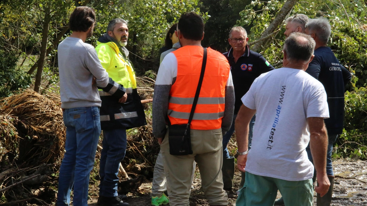 Nella foto il sindaco Francesco Auriemma durante le ricerche dei dispersi in seguito all’alluvione che il 23 settembre ha colpito le aree di Montecatini e della Valdicecina, nuovamente devastate dalle piogge dello scorso fine settimana Nella foto il sindaco Francesco Auriemma durante le ricerche dei dispersi in seguito all’alluvione che il 23 settembre ha colpito le aree di Montecatini e della Valdicecina, nuovamente devastate dalle piogge dello scorso fine settimana