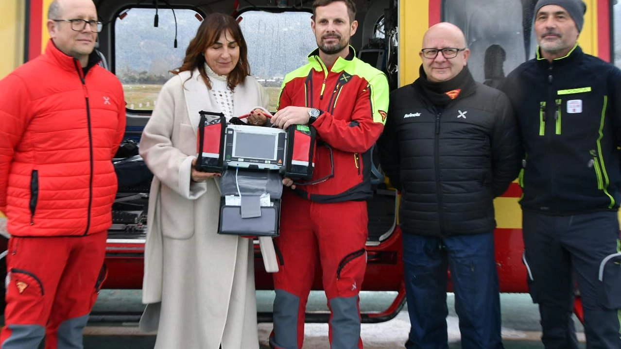 La donazione di un defibrillatore dalla Fondazione marmo La donazione di un defibrillatore dalla Fondazione marmo